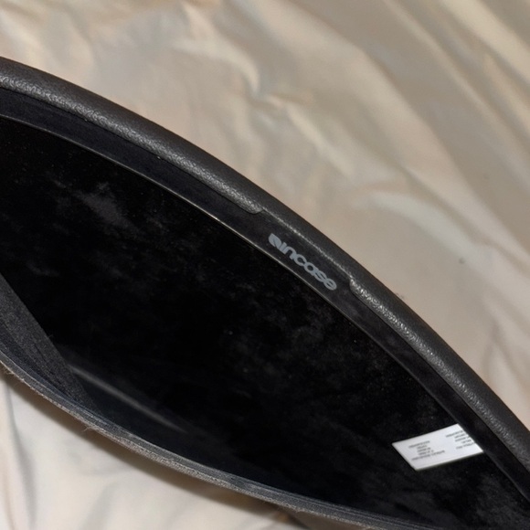 Incase Gray Minimalist Tablet Sleeve - Picture 4 of 4